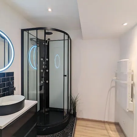 A Deux Pas Et Falaises