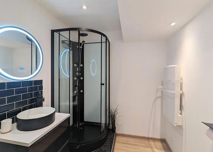 A Deux Pas Et Falaises